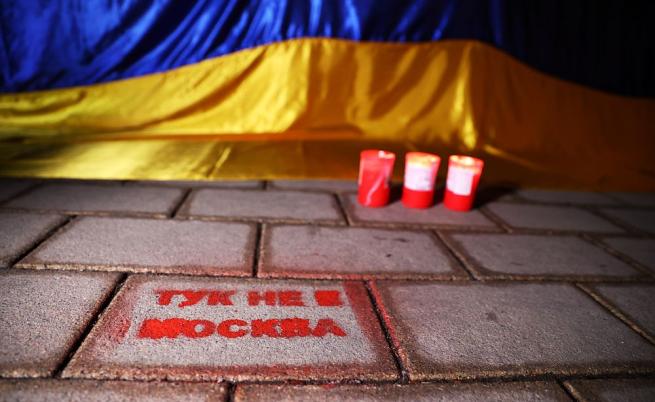 „Тук не е Москва“: Шествия в подкрепа на Украйна по случай годишнината (СНИМКИ)