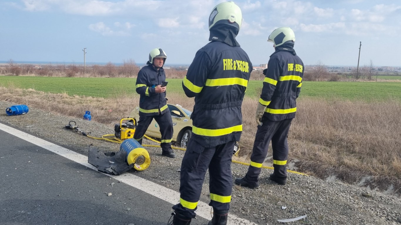 <p>Товарен автомобил, превозващ газови бутилки, ударил отзад таксиметровия автомобил</p>