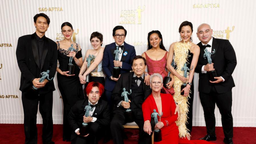 "Всичко навсякъде наведнъж" триумфира на наградите на Гилдията на актьорите