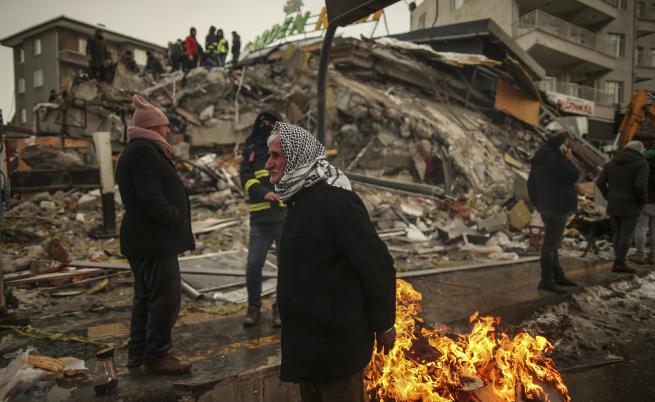 Баща и дъщеря бяха спасени изпод развалините след днешното земетресение в Турция
