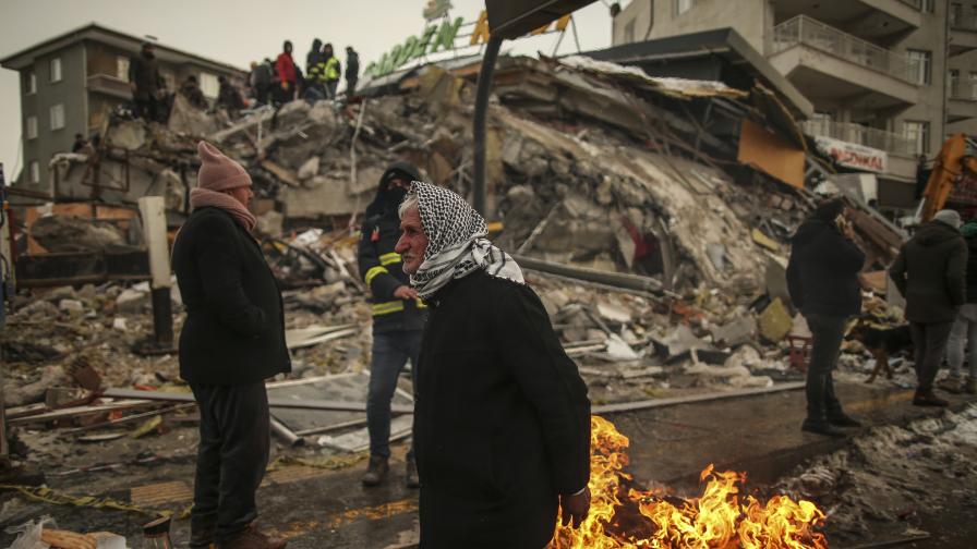 Баща и дъщеря бяха спасени изпод развалините след днешното земетресение в Турция