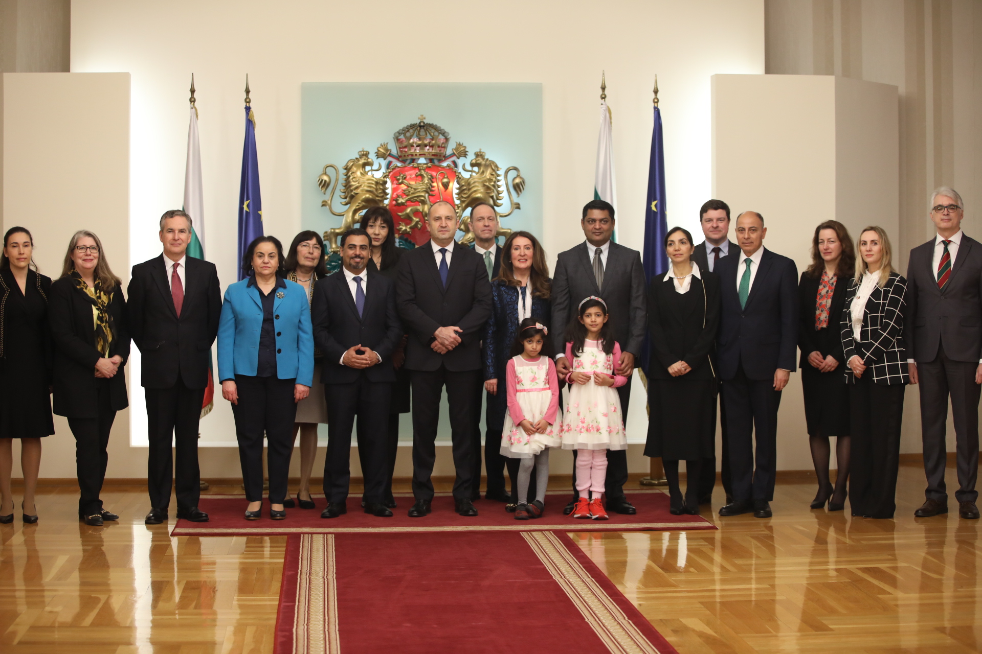 Президентът Румен Радев удостои с орден „Мадарски конник“ - първа степен посланика на САЩ в България Херо Мустафа на церемония в Гербовата зала на президентството.