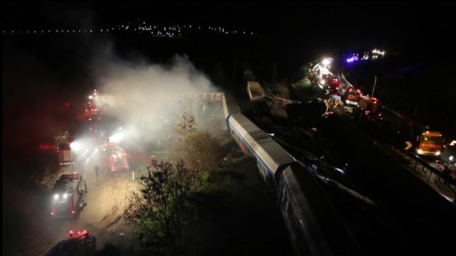 Подозират човешка грешка за трагичната влакова катастрофа в Гърция