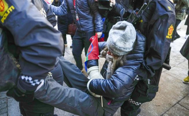 Арестуваха Грета Тунберг по време на протест (СНИМКИ)