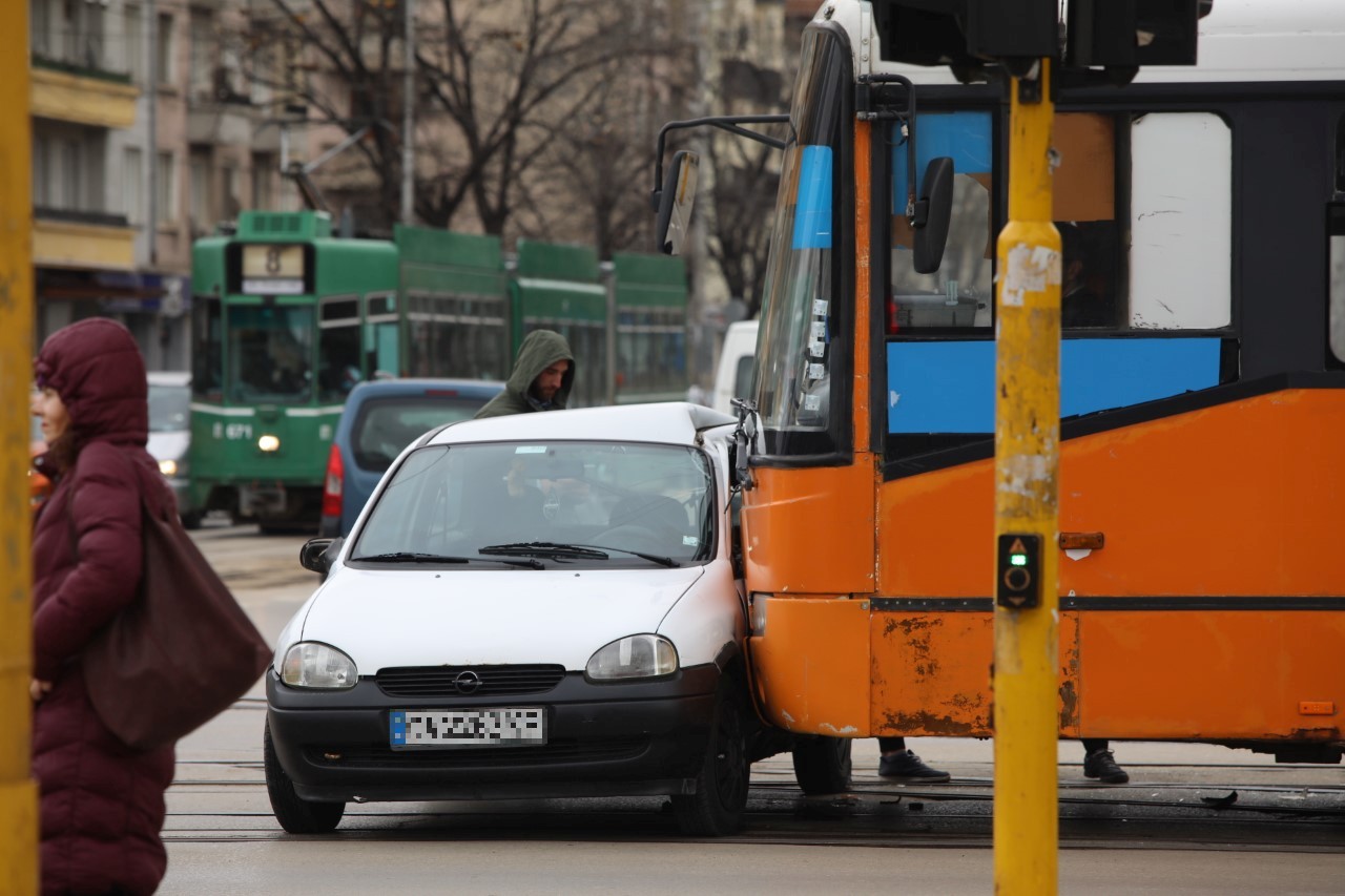 <p>Катастрофа е станала на бул. &quot;Константин Величков&ldquo; и бул. &quot;Александър Стамболийски&quot; в София. Автобус и кола са се ударили. Шофьорът на лекия автомобил е затиснат. Пътниците от автобуса не са пострадали.</p>