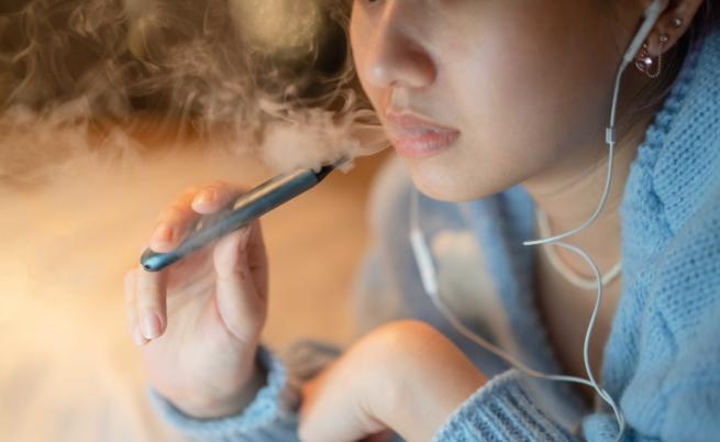 Проучване: Пушенето на вейп при подрастващите води до депресия
