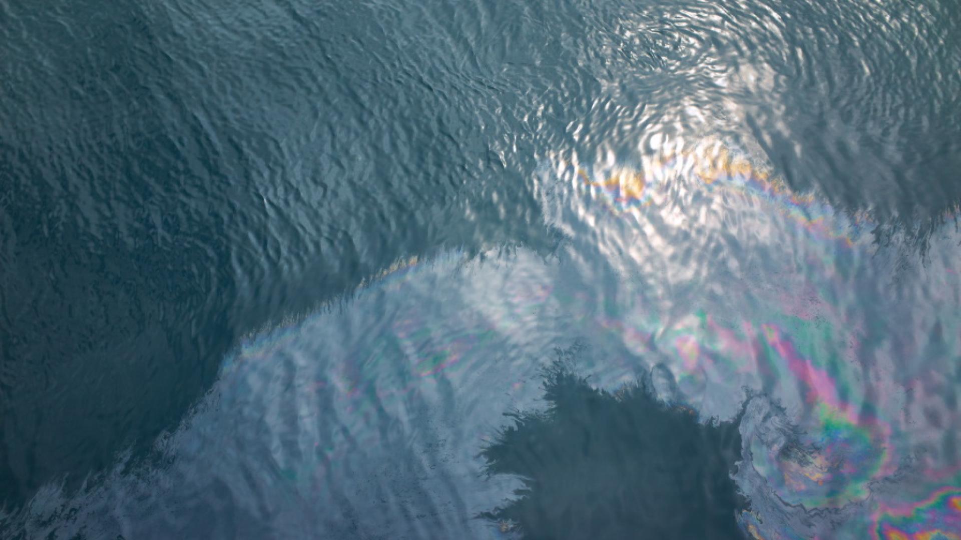 Институциите проверяват сигнали за петна от мазут в морето край