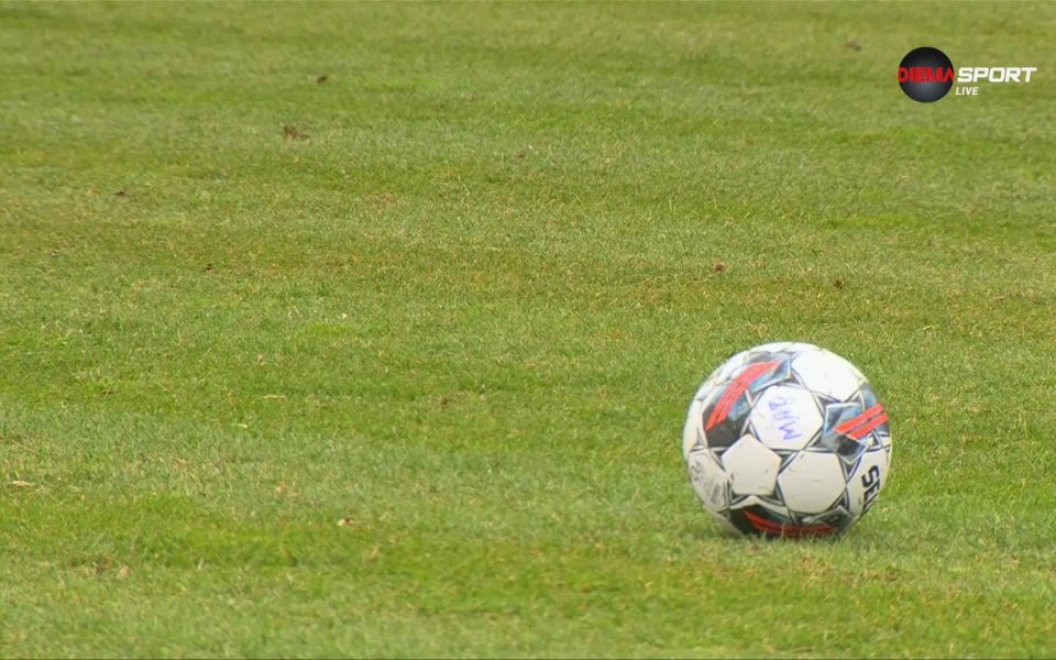 Стартовите състави на Марица Пловдив и Етър Велико Търново. Битката