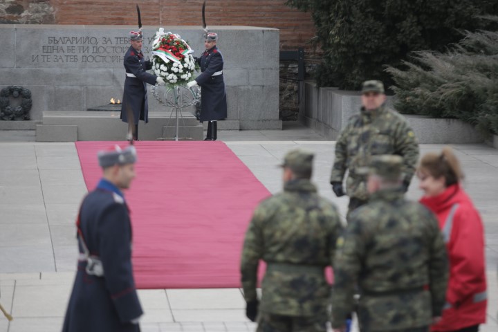 Церемония по издигането на националното знаме на България по повод 145-ата годишнина от Освобождението пред паметника на Незнайния воин