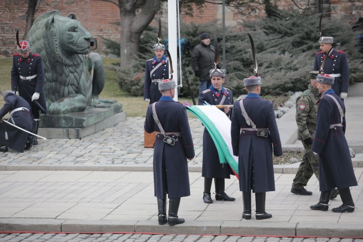 Церемония по издигането на националното знаме на България по повод 145-ата годишнина от Освобождението пред паметника на Незнайния воин