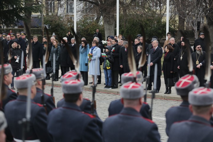 Церемония по издигането на националното знаме на България по повод 145-ата годишнина от Освобождението пред паметника на Незнайния воин