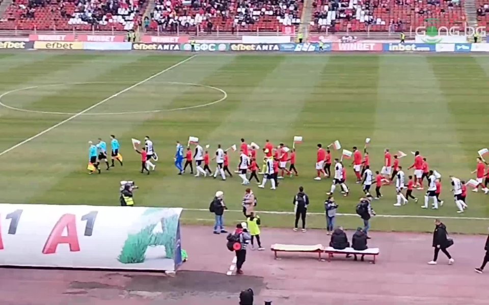 Дербито между ЦСКА и Локомотив Пловдив започна с химна на