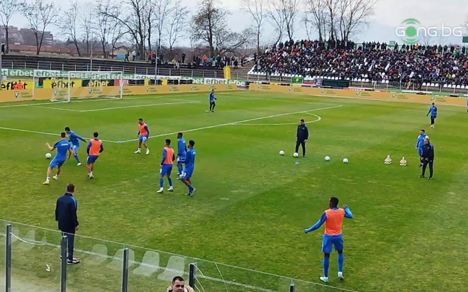 Отборите на Хебър и Левски загряват преди срещата помежду си.