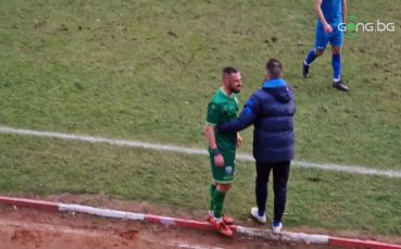 Футболистът на Витоша Бистрица Иво Харизанов си изпусна нервите