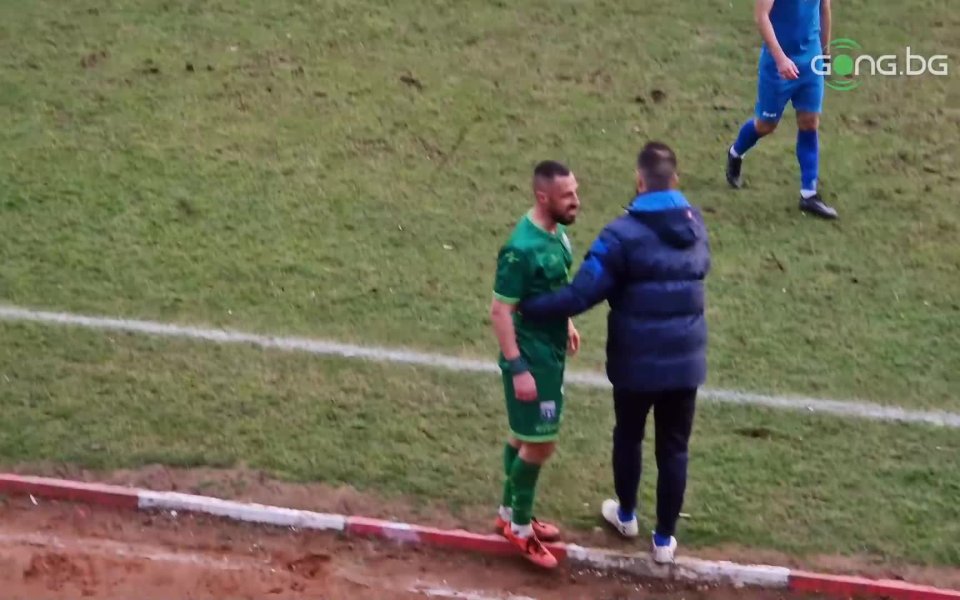 Футболистът на Витоша Бистрица - Иво Харизанов си изпусна нервите