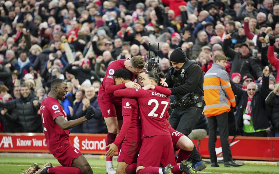 Големите съперници Ливърпул и Манчестър Юнайтед играят при в дербито от