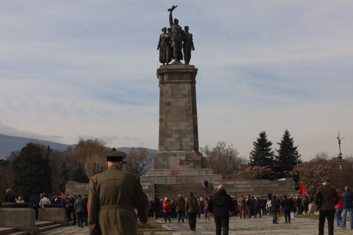 Протестиращи хвърляха яйца и боя по сградата на Столичната община