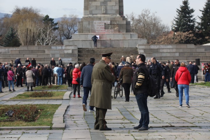 Протестиращи хвърляха яйца и боя по сградата на Столичната община