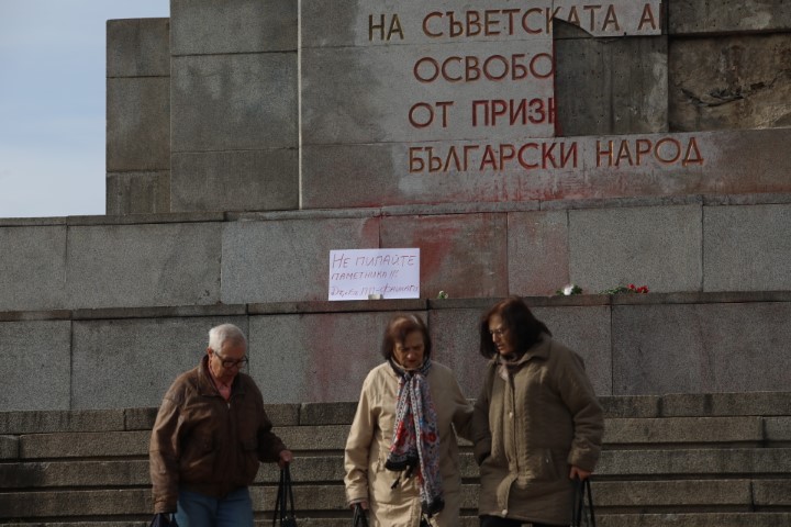 Протестиращи хвърляха яйца и боя по сградата на Столичната община