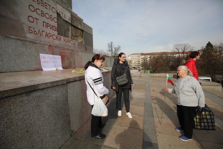 Протестиращи хвърляха яйца и боя по сградата на Столичната община