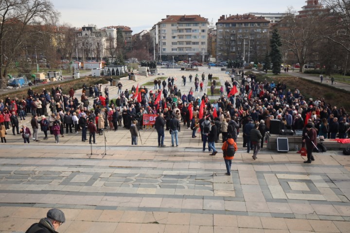 Протестиращи хвърляха яйца и боя по сградата на Столичната община