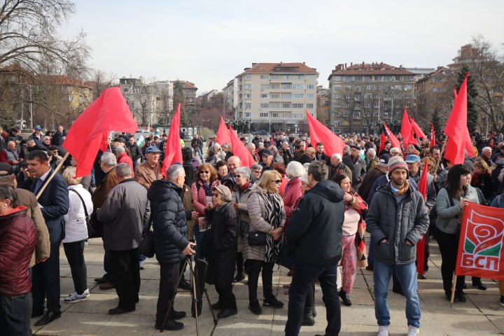 Протестиращи хвърляха яйца и боя по сградата на Столичната община