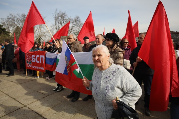 Протестиращи хвърляха яйца и боя по сградата на Столичната община