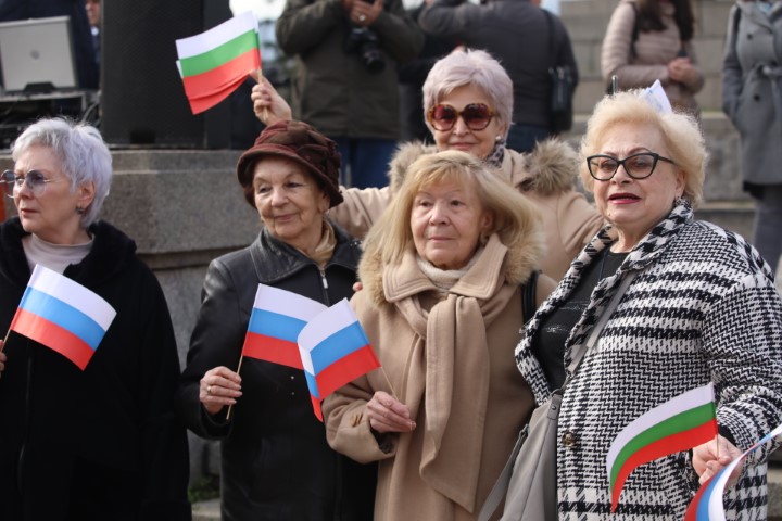 Протестиращи хвърляха яйца и боя по сградата на Столичната община