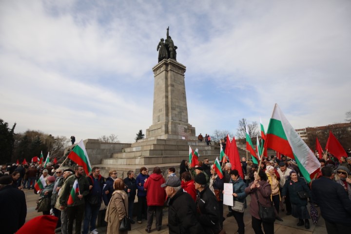 Протестиращи хвърляха яйца и боя по сградата на Столичната община