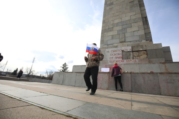 Протестиращи хвърляха яйца и боя по сградата на Столичната община