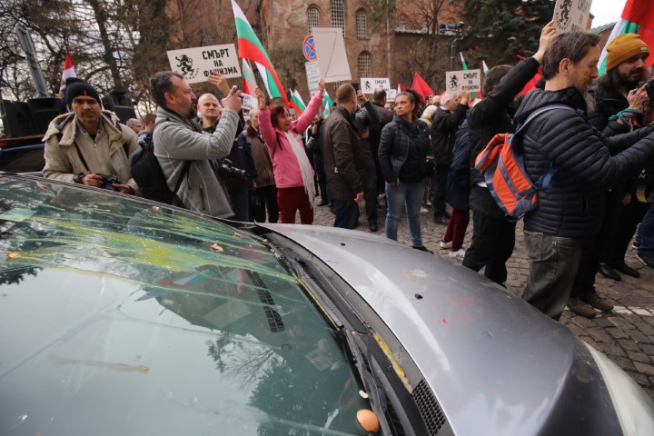 Протестиращи хвърляха яйца и боя по сградата на Столичната община