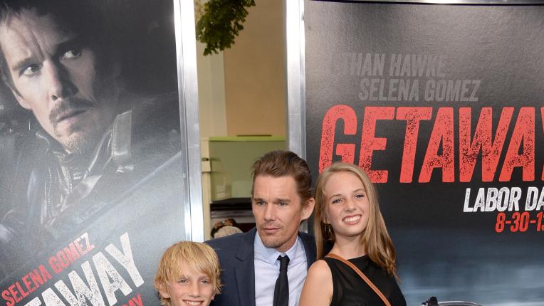  Милите моменти на Мая Хоук и родителите ѝ по аления килим 