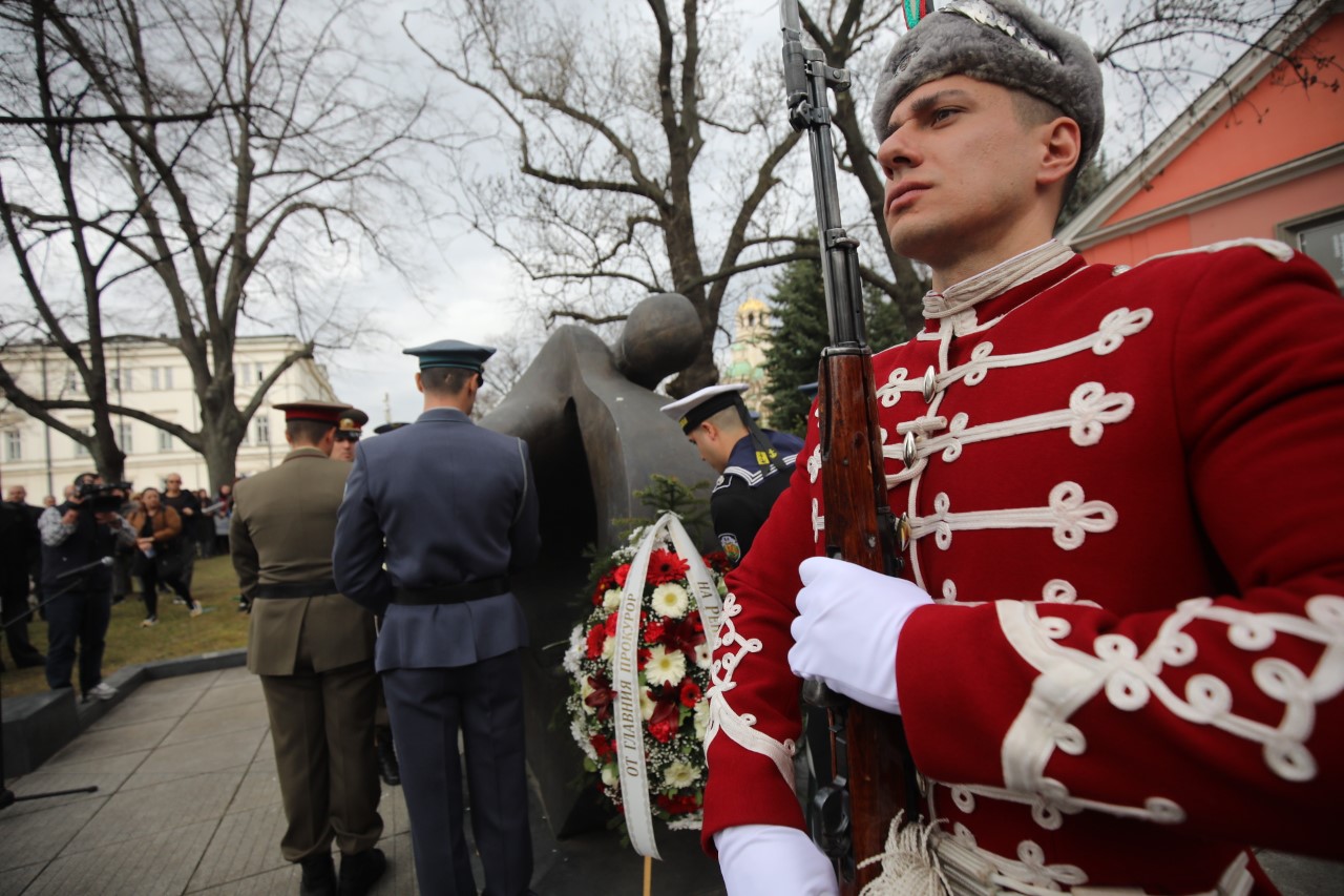 <p>Церемония по поднасяне на венци пред Паметните плочи на спасителите на българските евреи се проведе в София по случай 80 години от спасяването на българските евреи.</p>