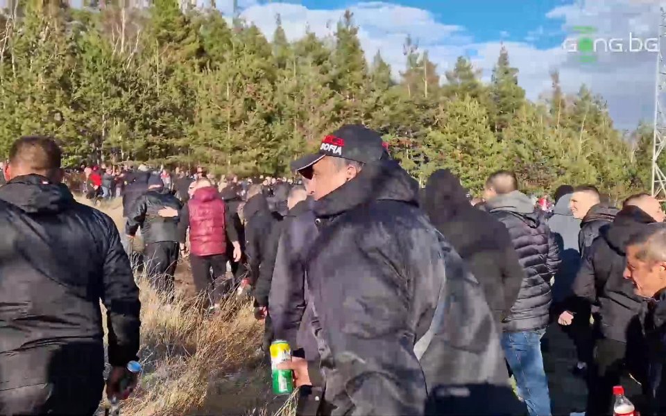 Феновете на ЦСКА гледат двубоя на любимия си тим срещу