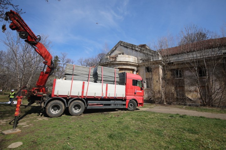 <p>Започва реставрацията на минералната баня в Овча купел. Tя ще струва 8 млн. лв., като над 4,4 млн. лв. от тях идват от бюджета на Столичната община с решение от СОС. Банята ще бъде и културен център, заяви председателят на Столичния общински съвет Георги Георгиев по време на проверка във връзка със започващите ремонтни дейности.</p>