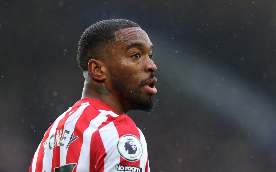 Мъж, който е обиждал на расистка основа нападателя на Брентфорд