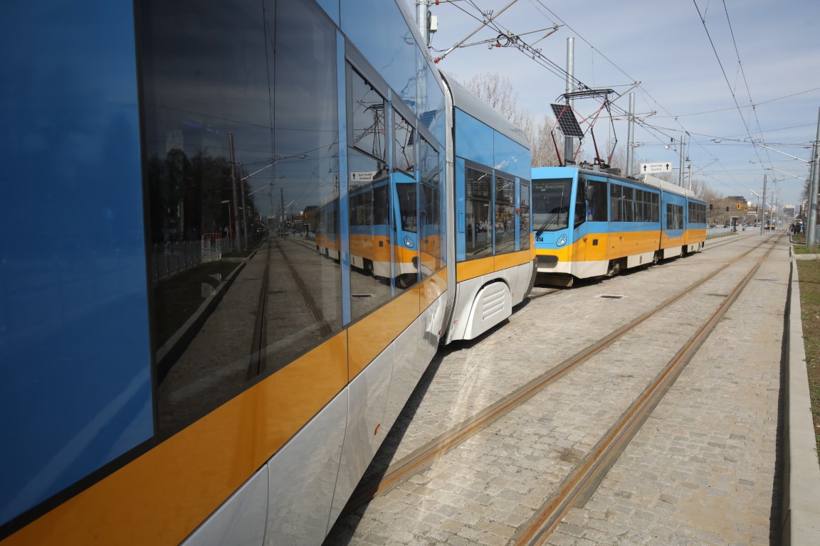 <p>Нови 14 нови нископодови трамваи тръгват в София.</p>