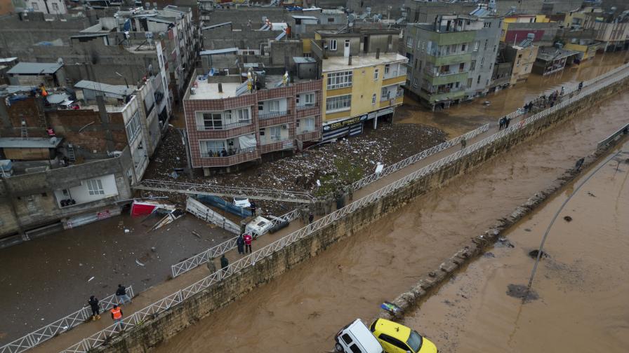 Наводнения и порои в Южна Турция, има загинали (ВИДЕО)