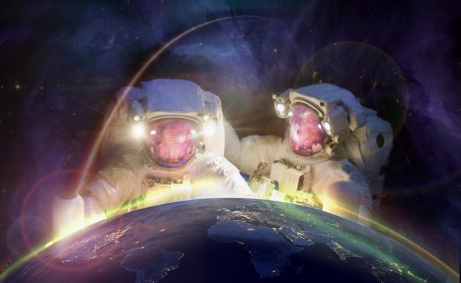 НАСА представи най-новите костюми за астронавти (СНИМКИ)
