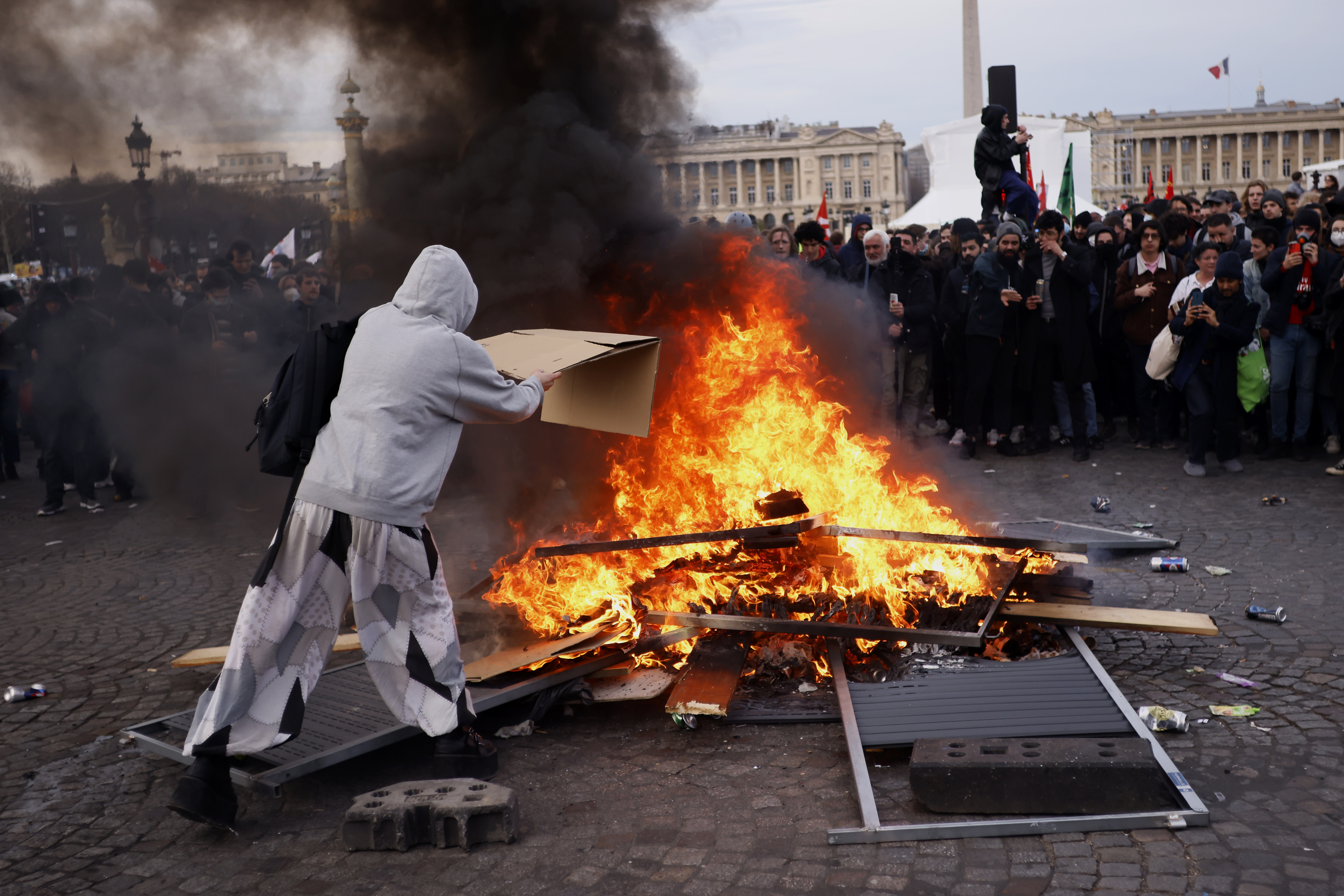 <p>Общо 310 души са били арестувани в цяла Франция по време на протестни прояви срещу прокарването без гласуване на спорната пенсионна реформа в долната камара на френския парламент на 16 март.</p>