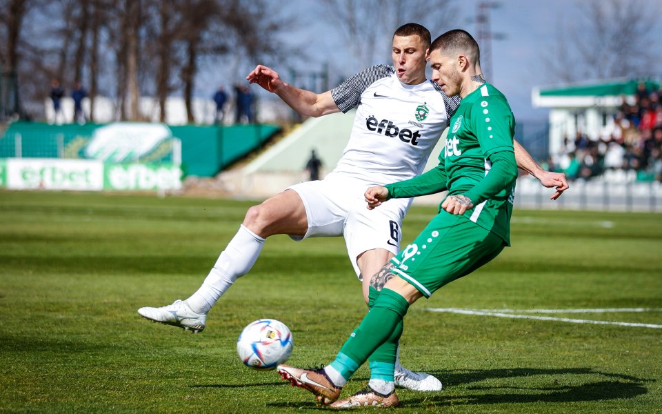 Отборите на Хебър и Лудогорец играят при резултат 0:0 в среща от