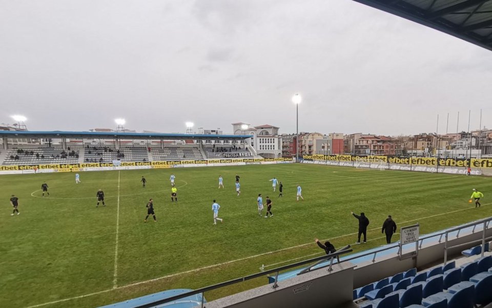 Етър спечели гостуването си на последния Созопол с 2:0 и