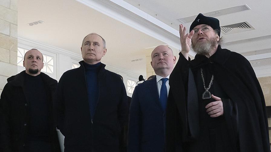 Путин изненадващо пристигна в Крим
