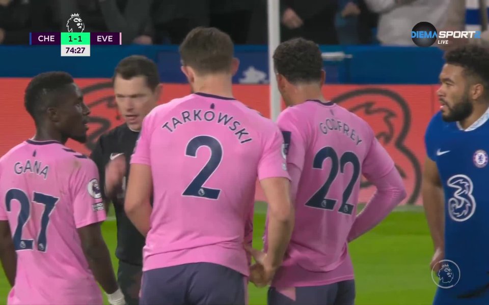 Само пет минути след това Рийс Джеймс бе фаулиран в