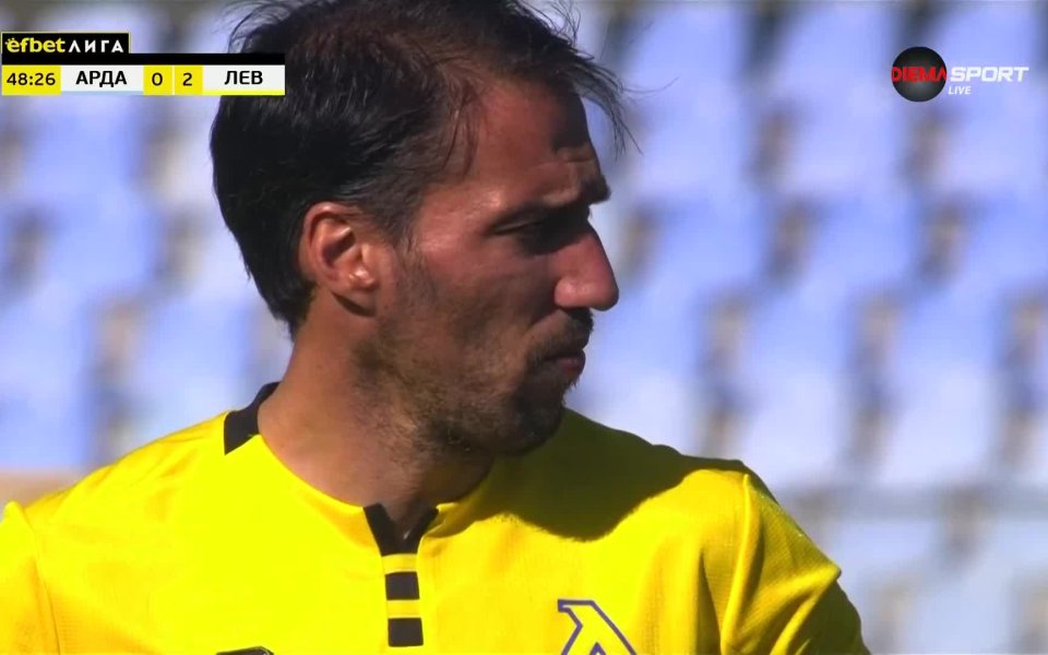 В 48-ата минута Илия Юруков извърши нарушение срещу Рикардиньо в