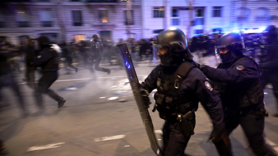 Ранени полицаи, камъни, бомбички: Безредиците във Франция продължават
