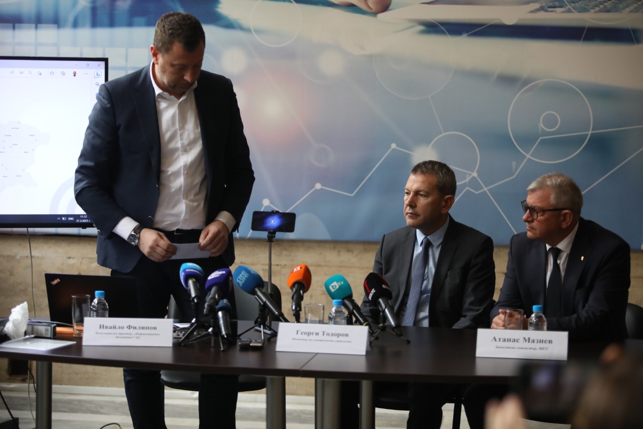 <p>На 2 април след края на изборния ден всеки един избирател ще може да наблюдава броенето на гласовете чрез специална платформа за видеоизлъчване на живо. По този повод се извърши демонстрация за самия процес по видеонаблюдение</p>