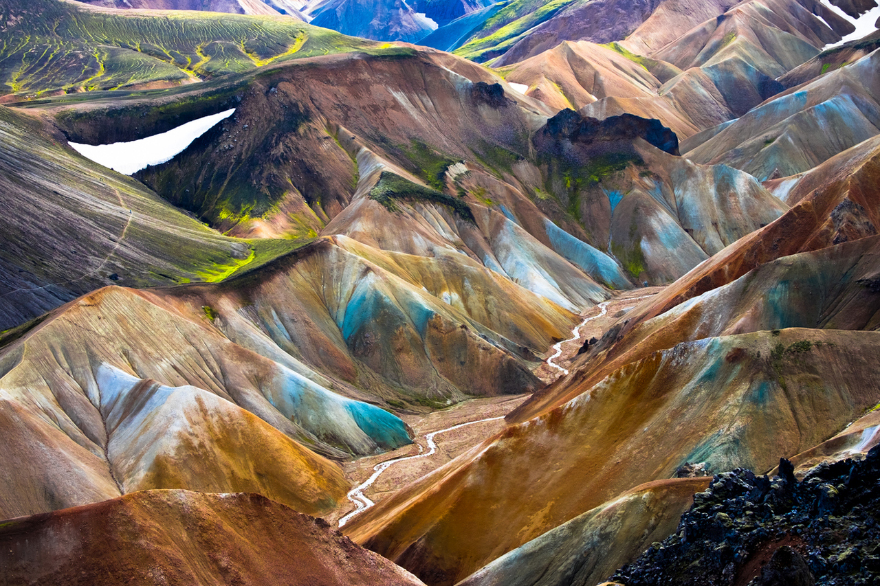 <p><strong>2. Исландия- </strong>Тъй като е една от най-младите страни в света, геологията на Исландия все още се развива дори днес, което я прави абсолютно завладяващо място за изследване. Осеян с вулкани, гейзери, геотермални извори, ледници и водопади, тук наистина ще почувствате пълната сила на природата. От мастилените пясъци на плажа Рейнисфяра и подмладяващите води на Синята лагуна до спокойния Рейкявик, Исландия има толкова много изненадващи истории за разказване. Влизайки като втората най-сигурна страна в Европа в този списък, Исландия е с ниско ниво на престъпност, високо качество на живот и има дълга история на спокойствие - тя оглавява Глобалния индекс на мира всяка година от 2008 г. насам.</p>