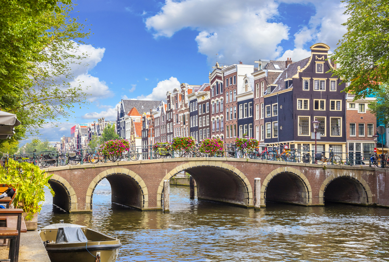 <p><strong>8. Холандия</strong><br />
Въпреки че повечето туристи се тълпят в Холандия, за да се насладят на световноизвестните канали, история и пикантни строуфели на Амстердам, има безброй красиви дестинации в тази безгрижна страна. Сравнително по-малко посещаваните холандски градове Харлем, Айндховен и Ротердам все още притежават чар, с причудлива архитектура, оживено улично изкуство, инди магазини и уютни кафенета, които да ви подмамят. Почитателите на сиренето не могат да пропуснат Гаудата и емблематичните лалета, цъфтящи през пролетта.</p>