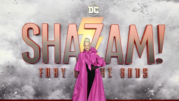  Розова кралица: Хелън Мирън е величествена за лондонската премиера на „ Шазам! Яростта на боговете “ 